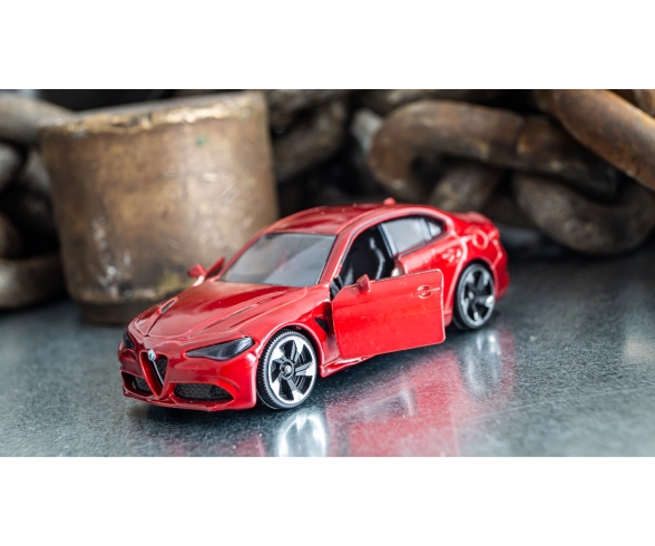 Alfa Romeo Giulia + Sammelkarte Alfa Romeo Giulia + Sammelkarte
