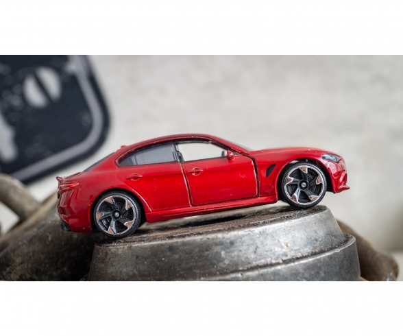 Alfa Romeo Giulia + Sammelkarte Alfa Romeo Giulia + Sammelkarte