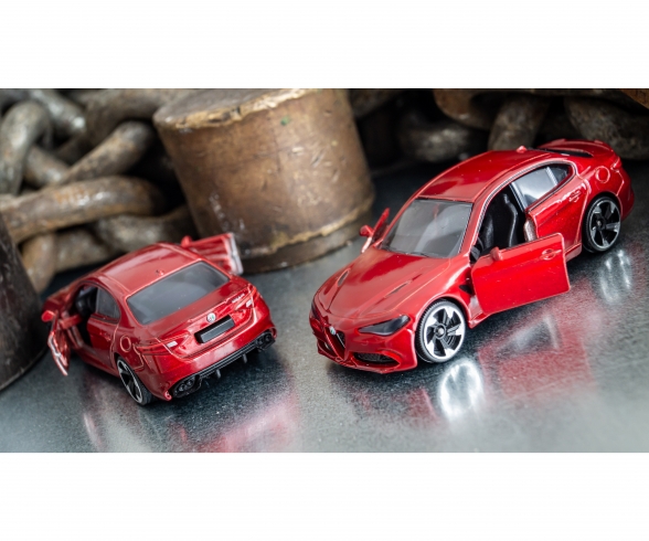 Alfa Romeo Giulia + Sammelkarte Alfa Romeo Giulia + Sammelkarte