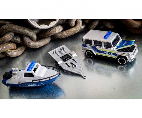 Mercedes-AMG G 63 mit Polizeiauto mit Polizeiboot und Anhänger Mercedes-AMG G 63 mit Polizeiauto mit Polizeiboot und Anhänger