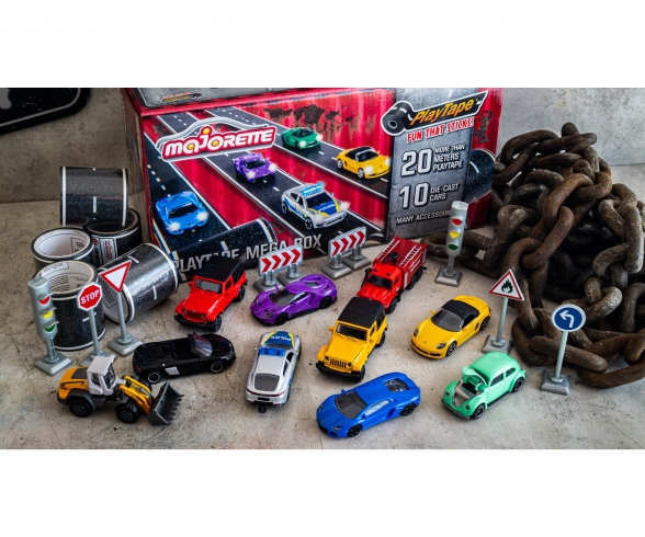Playtape Geschenkset 10 Autos + 20 Meter Straßenklebeband + Verkehrsschilder Playtape Geschenkset 10 Autos + 20 Meter Straßenklebeband + Verkehrsschilder
