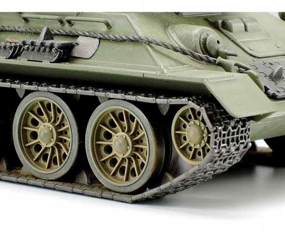 1:48 Rus. Mit. Pz. T-34/85 1:48 Rus. Mit. Pz. T-34/85