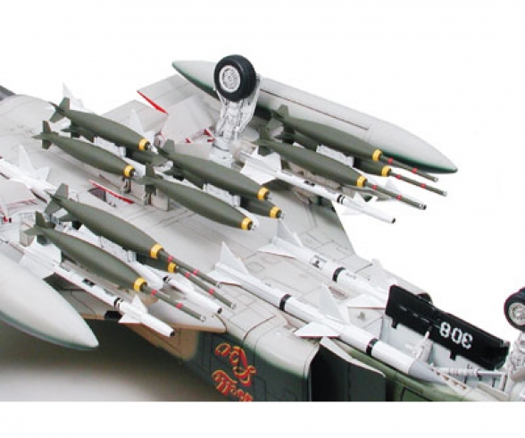 1:32 F-4E PHANTOM II EARLY PROD. 1:32 F-4E PHANTOM II EARLY PROD.