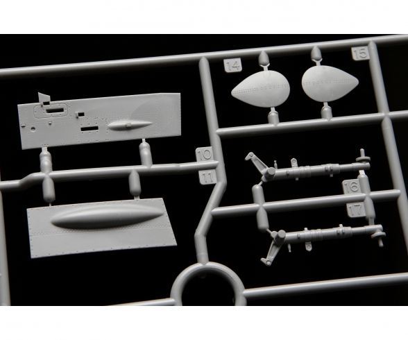 1:32 Supermarine Spitfire Mk.XVIe 1:32 Supermarine Spitfire Mk.XVIe