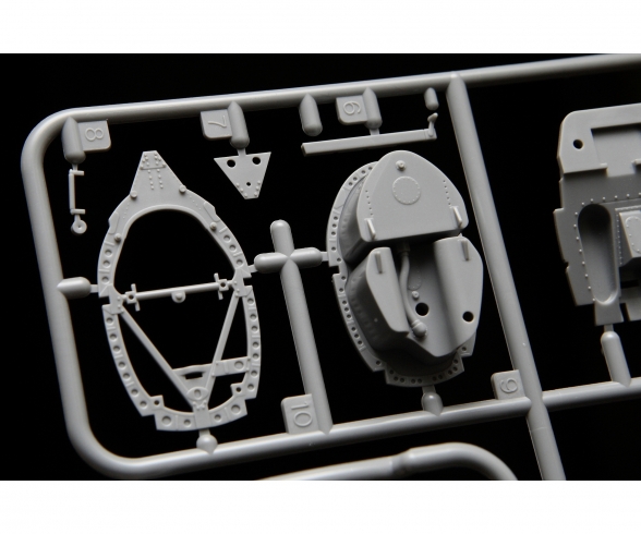 1:32 Supermarine Spitfire Mk.XVIe 1:32 Supermarine Spitfire Mk.XVIe