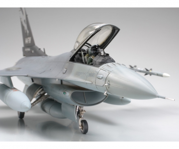 1:48 Lockheed Martin F-16C Block 25/32 1:48 Lockheed Martin F-16C Block 25/32