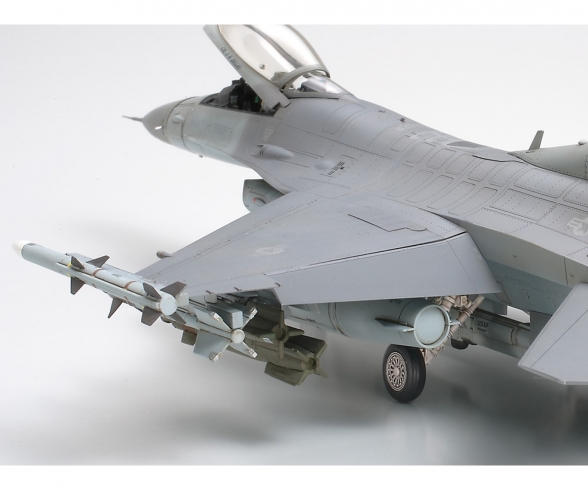 1:48 Lockheed Martin F-16C Block 25/32 1:48 Lockheed Martin F-16C Block 25/32