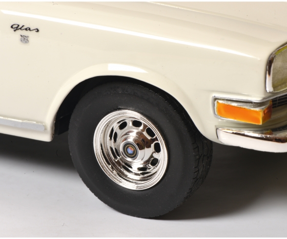 Glas 2600 V8, weiß, 1:18 Glas 2600 V8, weiß, 1:18
