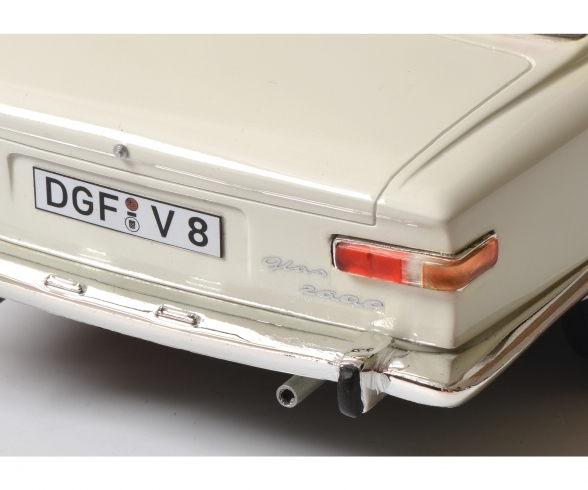 Glas 2600 V8, weiß, 1:18 Glas 2600 V8, weiß, 1:18