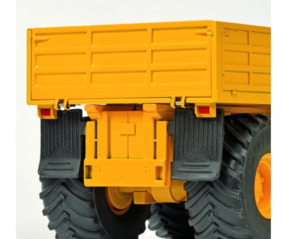 Kirovets K-700 T, gelb, 1:32 Kirovets K-700 T, gelb, 1:32