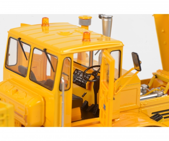 Kirovets K-700 T, yellow 1:32 Kirovets K-700 T, yellow 1:32