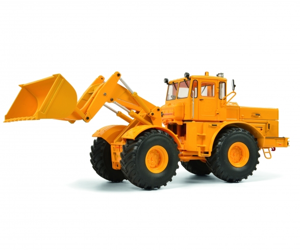 Kirovets K-700 M with front loader, yellow, 1:32 Kirovets K-700 M with front loader, yellow, 1:32