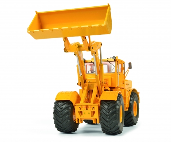 Kirovets K-700 M with front loader, yellow, 1:32 Kirovets K-700 M with front loader, yellow, 1:32