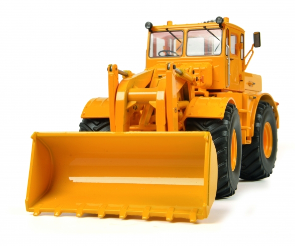 Kirovets K-700 M with front loader, yellow, 1:32 Kirovets K-700 M with front loader, yellow, 1:32