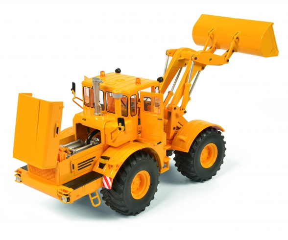 Kirovets K-700 M with front loader, yellow, 1:32 Kirovets K-700 M with front loader, yellow, 1:32