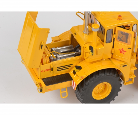 Kirovets K-700 M with front loader, yellow, 1:32 Kirovets K-700 M with front loader, yellow, 1:32