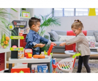 Maxi-Supermarkt mit Einkaufswagen Maxi-Supermarkt mit Einkaufswagen