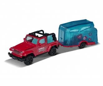 Jeep mit Pferdeanhänger und Pferd